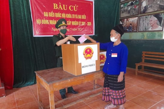 Nghệ An: Cử tri 4 huyện vùng cao phấn khởi đi bầu cử sớm