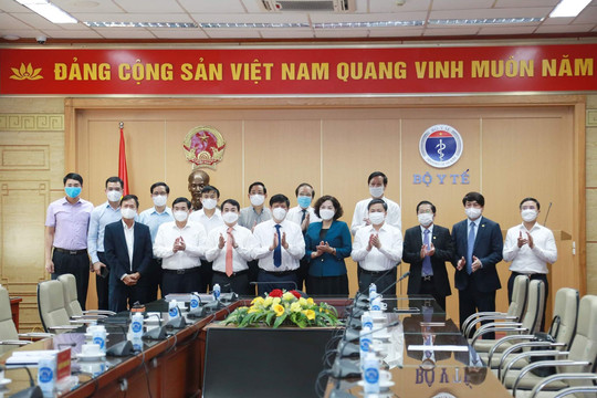 Bộ Y tế tiếp nhận hỗ trợ 160 tỷ đồng và 4 triệu liều vaccine cho Quỹ mua vaccine phòng COVID-19