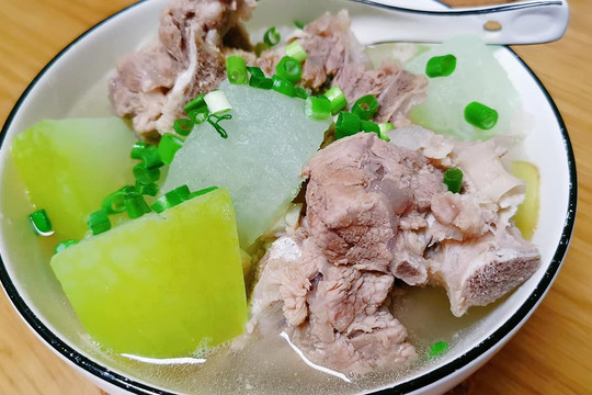 Khi nấu canh sườn, cho muối vào thời điểm nào là tốt nhất? Rất nhiều người mắc sai lầm, thảo nào canh không thơm ngon!