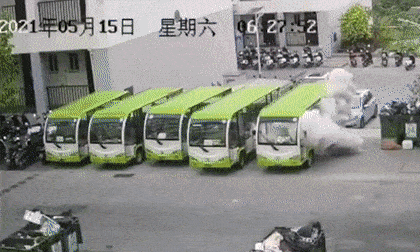 Xe buýt điện bất ngờ phát nổ rồi bốc cháy ngùn ngụt, thiêu rụi cả loạt xe khác