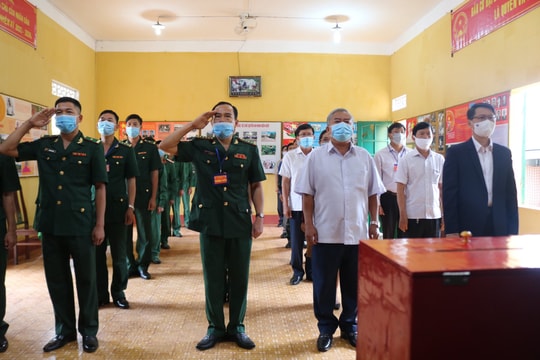Cử tri Bình Định và nhiều tỉnh ở Tây Nguyên phấn khởi đi bầu cử sớm
