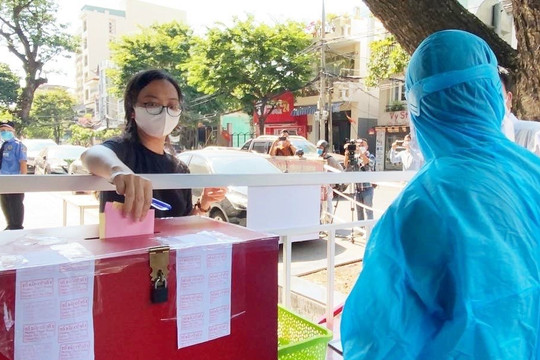 Cử tri tại các khu cách ly và Trại tạm giam CATP Đà Nẵng bầu cử 