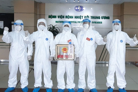 Gần 3.000 cử tri tham gia bỏ phiếu tại hai tâm dịch đặc biệt ở Hà Nội