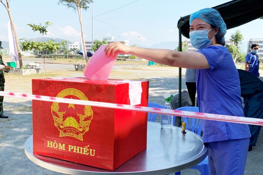 Cử tri tại các khu cách ly và Trại tạm giam CATP Đà Nẵng bầu cử