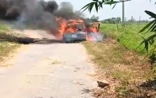 Xe ô tô đang đi bỗng bốc cháy dữ dội
