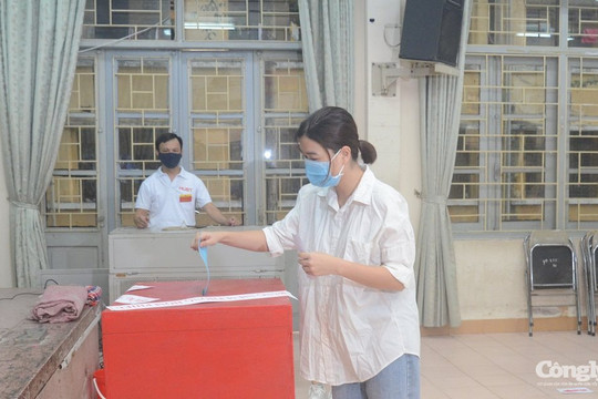 Hình ảnh lần đầu tiên bỏ phiếu của các cử tri trẻ