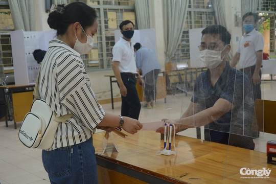 Bố trí hòm phiếu riêng cho sinh viên có thân nhiệt trên 37,5 độ