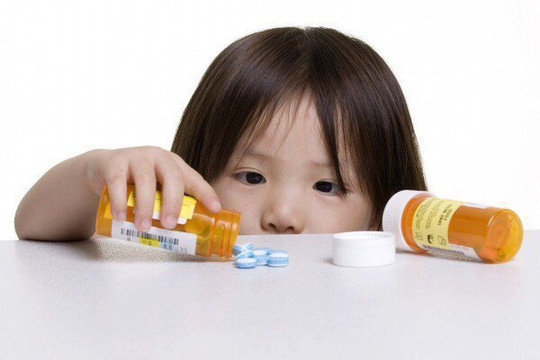 Bé trai bị ngộ độc thuốc chống trầm cảm Amitryptiline khi ở nhà với bà 