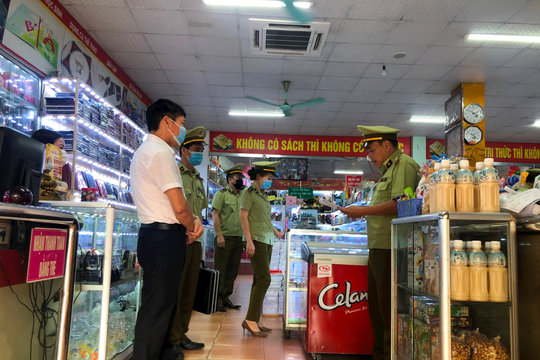 Tạm giữ gần 300 sản phẩm có dấu hiệu giả mạo các nhãn hiệu nổi tiếng
