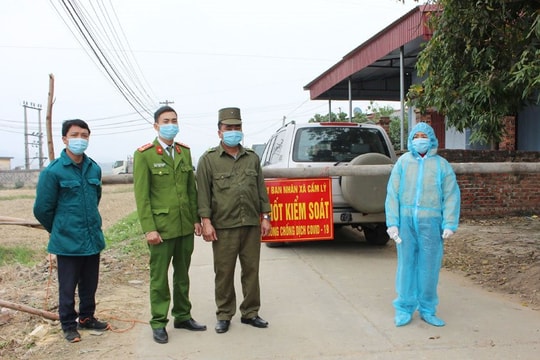 Dán chữ “Đoàn từ thiện phòng chống Covid – 19” để thông chốt kiểm dịch
