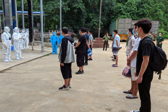 Cao Bằng: Lực lượng chức năng trao trả 11 công dân Trung Quốc nhập cảnh trái phép 