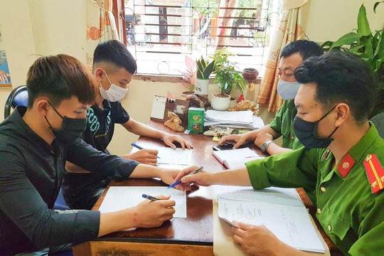 Xử phạt hành chính 2 thanh niên có hành vi trèo tường vào khu cách ly thăm người yêu