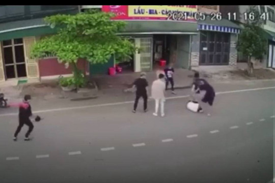 Điều tra vụ nam sinh bị đánh dã man trên đường
