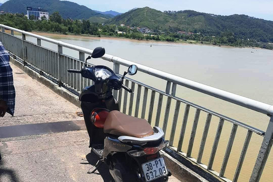 Bỏ lại xe máy, cô gái nhảy xuống sông Lam tự vẫn