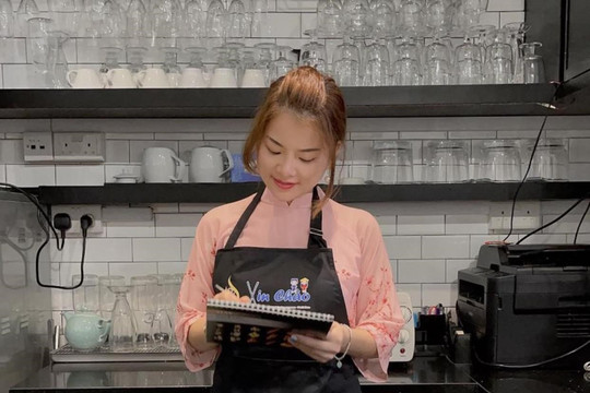Nhà hàng Xin Chào tặng 200 suất ăn miễn phí cho người lao động bị cắt thẻ Việt tại Singapore