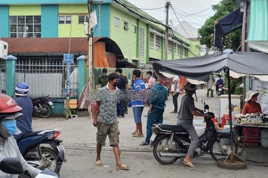 Truy bắt kẻ khóa cửa ki-ốt, tẩm xăng đốt vợ chồng người bán hoa