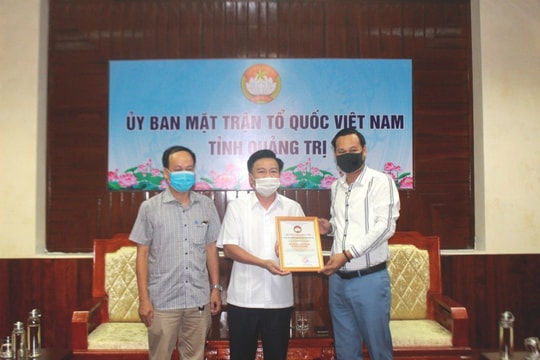 Nghệ sĩ Hoài Linh trao 1 tỷ đồng cho Quảng Trị
