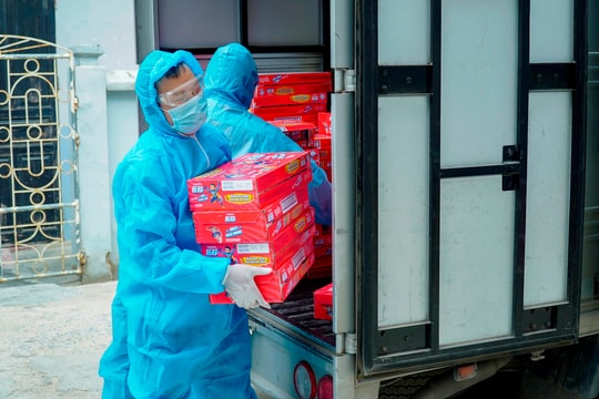 Vinamilk tặng sữa và 3.000 phần quà quốc tế thiếu nhi cho trẻ em đang cách ly tại 7 địa phương "điểm nóng" về dịch Covid - 19