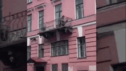 Vật lộn ngoài ban công, đôi nam nữ bất ngờ ngã lộn cổ xuống vỉa hè