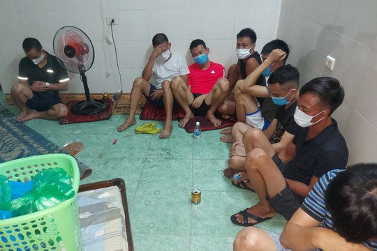 Hà Tĩnh: Khởi tố nhóm đối tượng đánh bạc trong khách sạn 

