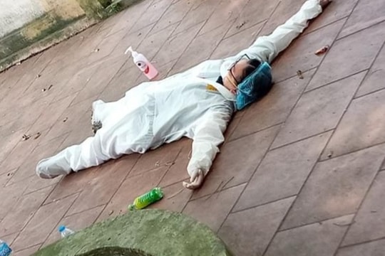Y bác sĩ kiệt sức trong bộ đồ bảo hộ, đổ gục giữa nắng nóng ở tâm dịch
