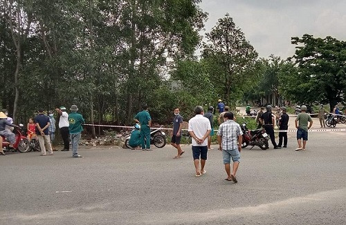 Nghi vấn xe máy tông nhau văng vào bụi cây khiến 2 người tử vong