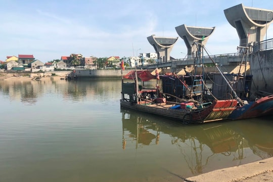 Chơi ở bến neo tàu cá, bé gái 7 tuổi đuối nước tử vong