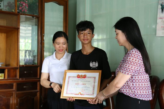 Khen tặng nam sinh lớp 10 cứu 2 em nhỏ khỏi đuối nước