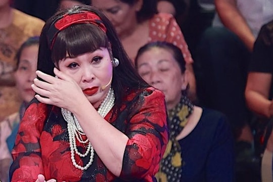 NSND Hồng Vân cúi đầu xin lỗi khán giả vì quảng cáo chưa đúng