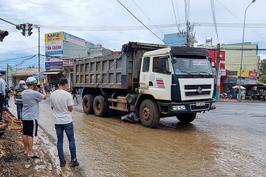 Va chạm với xe tải, nữ sinh bị cuốn vào gầm tử vong
