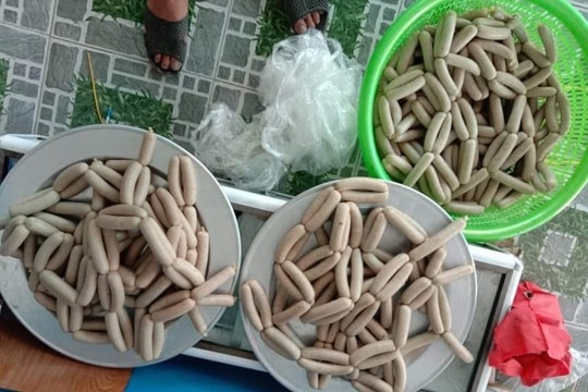 Nghệ An: Người dân quê lúa mổ lợn làm ruốc bông, xúc xích tặng bà con Bắc Giang
