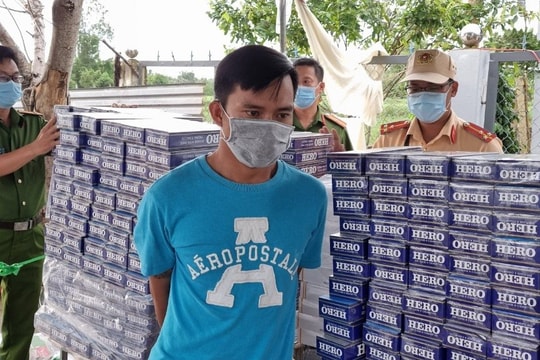 Bắt quả tang đối tượng vận chuyển hàng cấm khi khai báo y tế