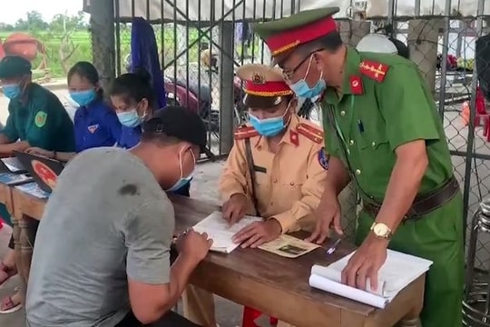 TT-Huế: 8 người trong thùng xe tải trốn khai báo y tế
