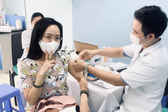BTV Hoài Anh chia sẻ về việc đi tiêm vắc xin phòng Covid-19