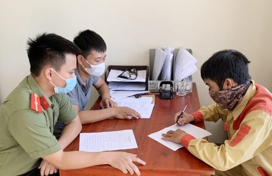 Bắt giữ nam thanh niên cố tình vượt chốt vào vùng dịch
