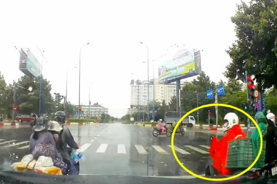 Hành động ấm lòng trong lúc chờ đèn đỏ của của nam shipper khiến dân tình thả 'bão tim'