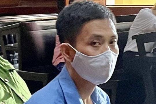 Đâm chết cha nuôi vì nghi vào khách sạn với vợ mình