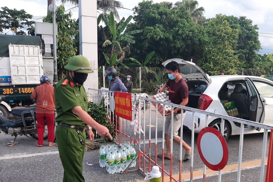Chùm ảnh: Cung ứng hàng hóa vào vùng cách ly y tế TP Hà Tĩnh an toàn, chặt chẽ