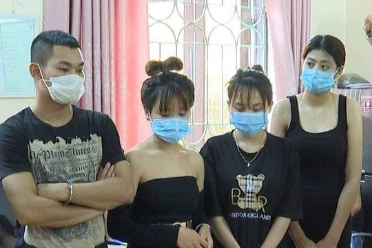 Bắt quả tang 40 "nam thanh nữ tú" bay lắc trong quán karaoke