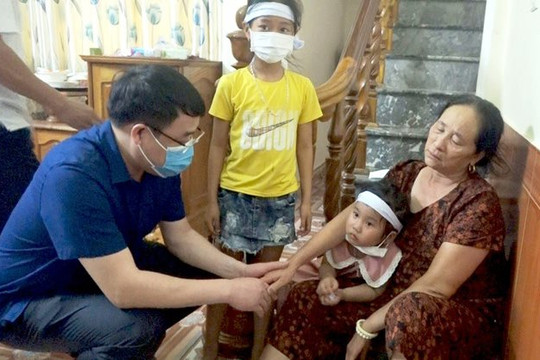 Ba em nhỏ đuối nước, làng chài ven biển chìm trong nước mắt
