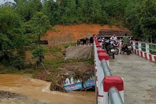 Xe tải bị lũ cuốn trôi, 3 người thoát chết trong gang tấc