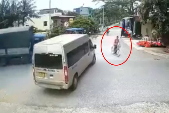 Video: Xe tải tông bay người đàn ông sau va chạm với xe ô tô 16 chỗ