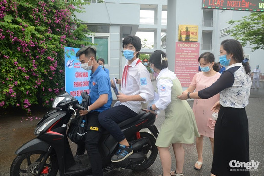 Nhiều thí sinh nhầm điểm thi được phụ huynh và tình nguyện viên hỗ trợ đưa đến điểm thi