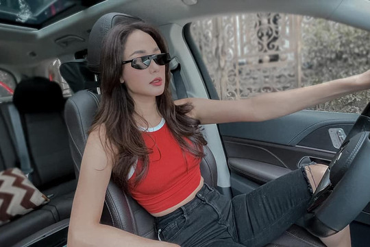 Bị nói không thắt dây an toàn khi lái xe, Minh Hằng đáp trả ngay và luôn