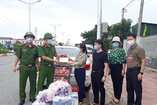 TAND tỉnh Hà Tĩnh quyên góp, tặng quà cho lực lượng tuyến đầu phòng, chống dịch COVID-19