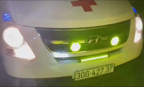 Xe cứu thương chở 12 người từ Bắc Ninh về Sơn La định thông chốt kiểm soát