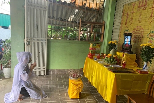 Nữ cán bộ y tế cúi đầu chịu tang mẹ từ nơi xa
