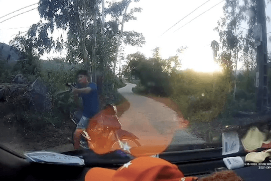 Làm rõ clip người đàn ông chặn đầu ô tô, dùng súng dọa bắn tài xế