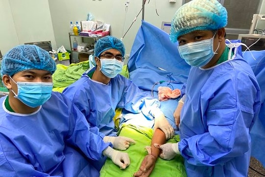 3 giờ nối bàn tay đứt lìa của người đàn ông 32 tuổi