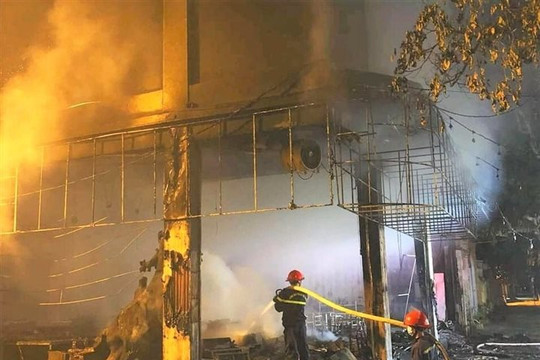 Cháy lớn tại phòng trà ở TP Vinh, 6 người tử vong